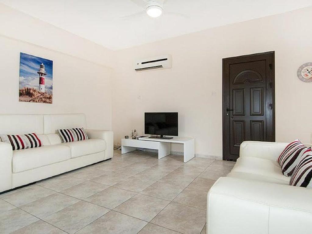 Beautiful 2-Bedroom Apartment - Great Location Pafos Zewnętrze zdjęcie
