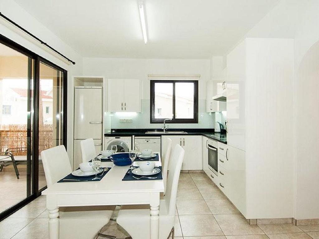 Beautiful 2-Bedroom Apartment - Great Location Pafos Zewnętrze zdjęcie