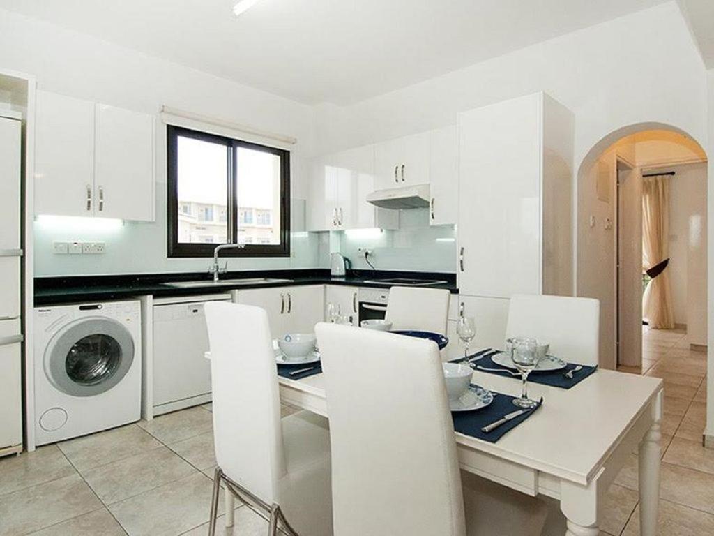 Beautiful 2-Bedroom Apartment - Great Location Pafos Zewnętrze zdjęcie